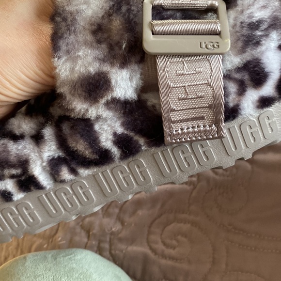 UGG Slippers - Picture 7 of 7